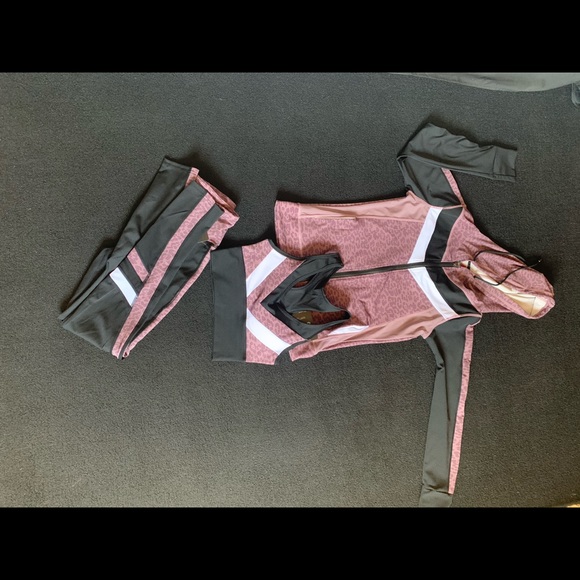 Women’s 3 piece activewear set - Picture 3 of 3